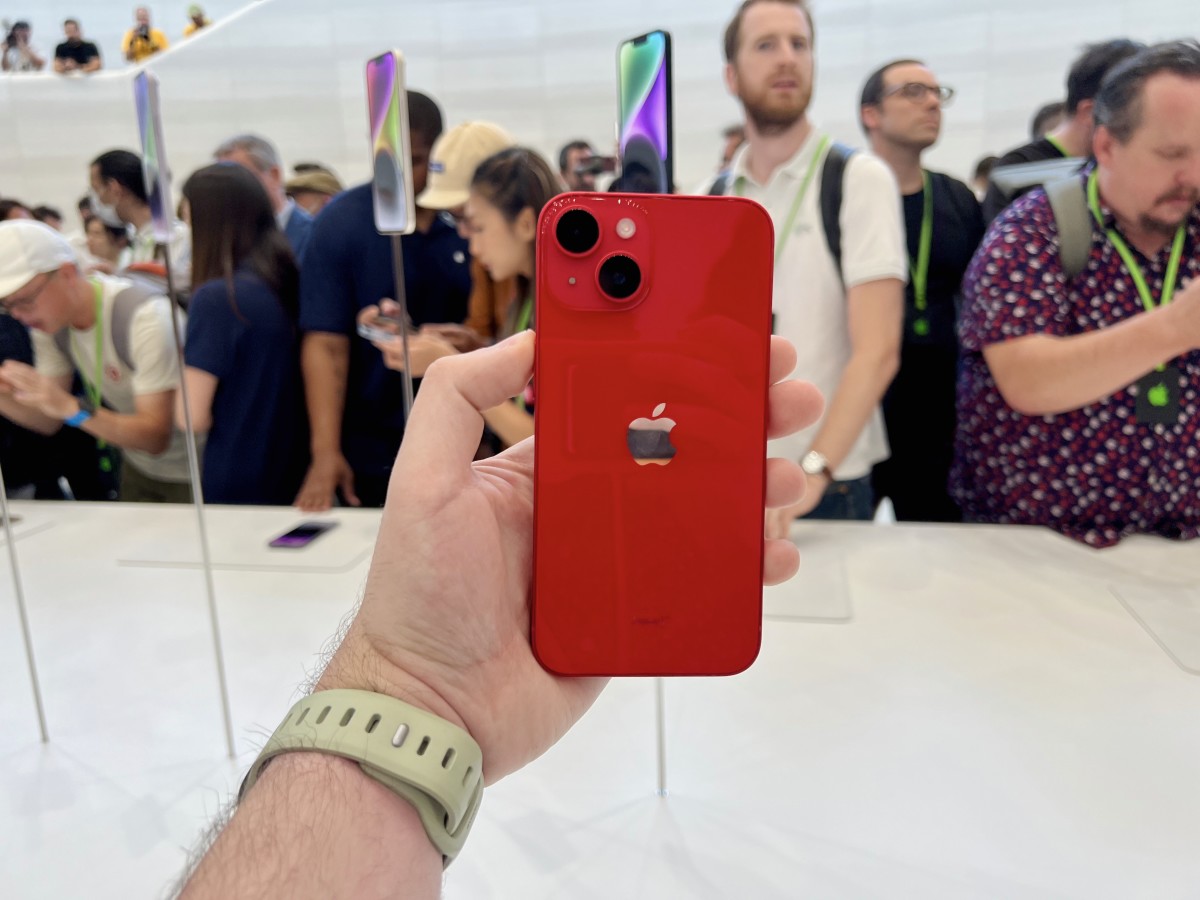iPhone 14 in (PRODUCT)RED